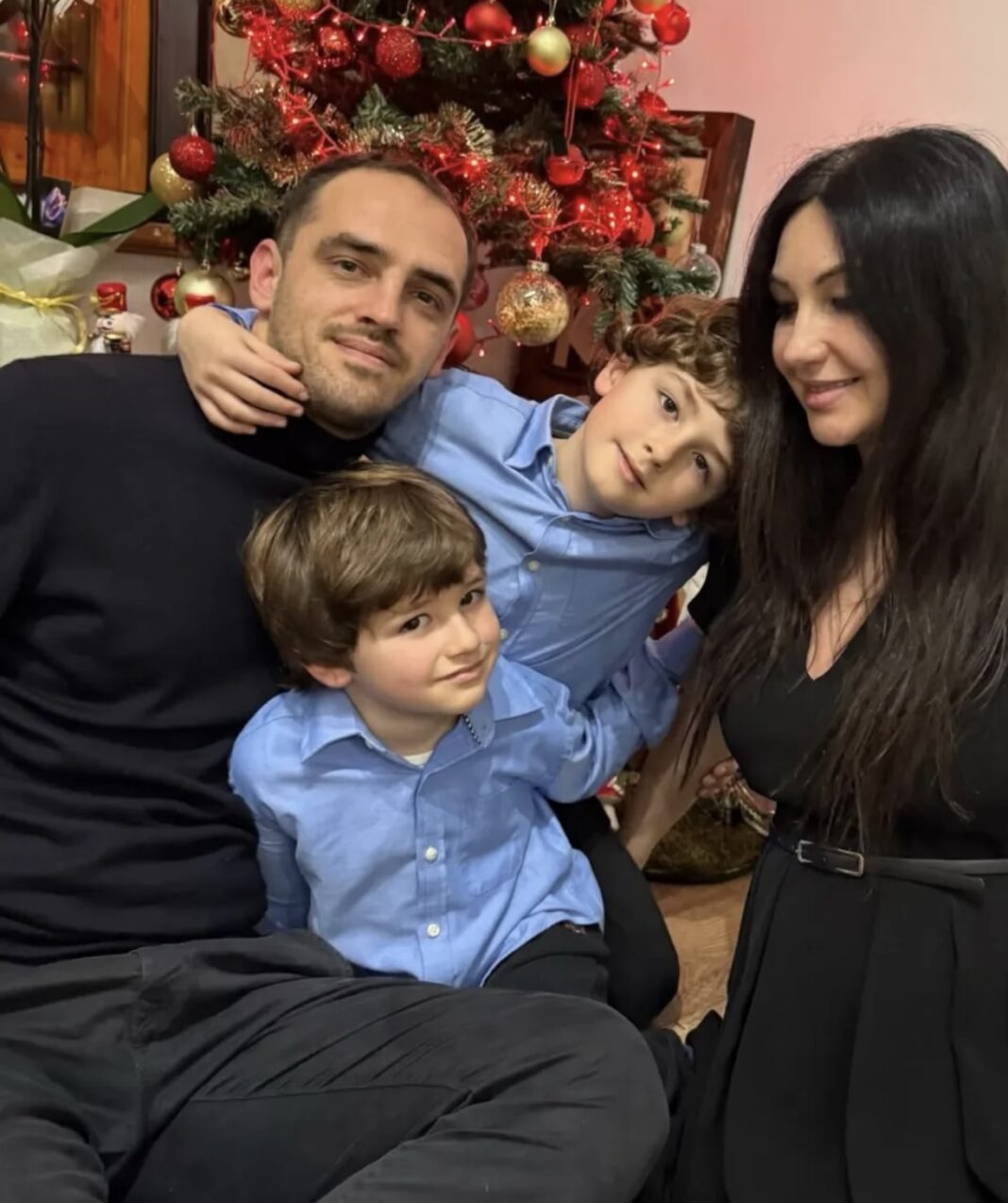 Familja po rritet, vajza e Jozefina Topallit në pritje të ëmbël