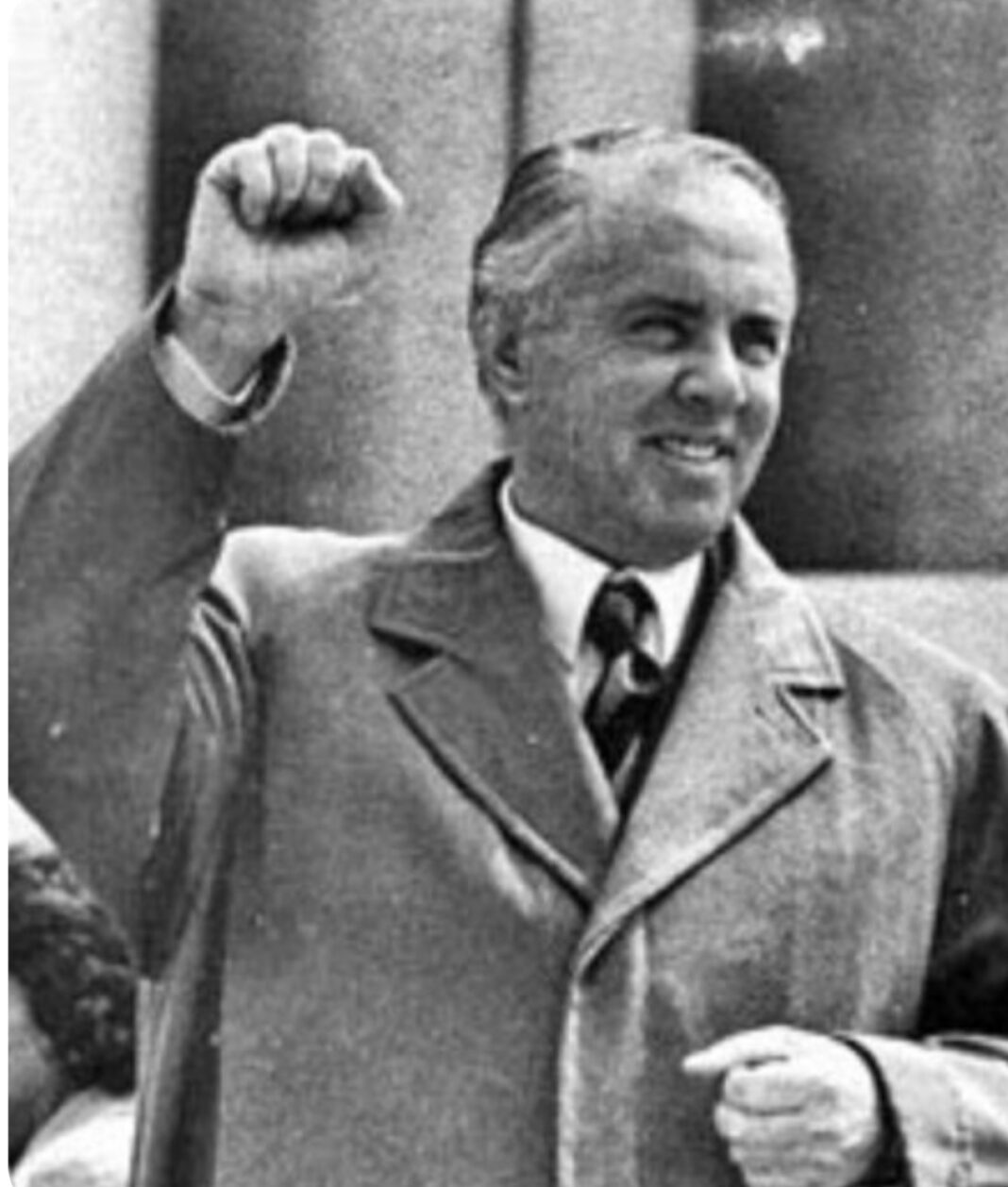 Babai i Selin trazon rrjetin me FOTON e Enver Hoxhës: Më i bukuri i shqiptarëve