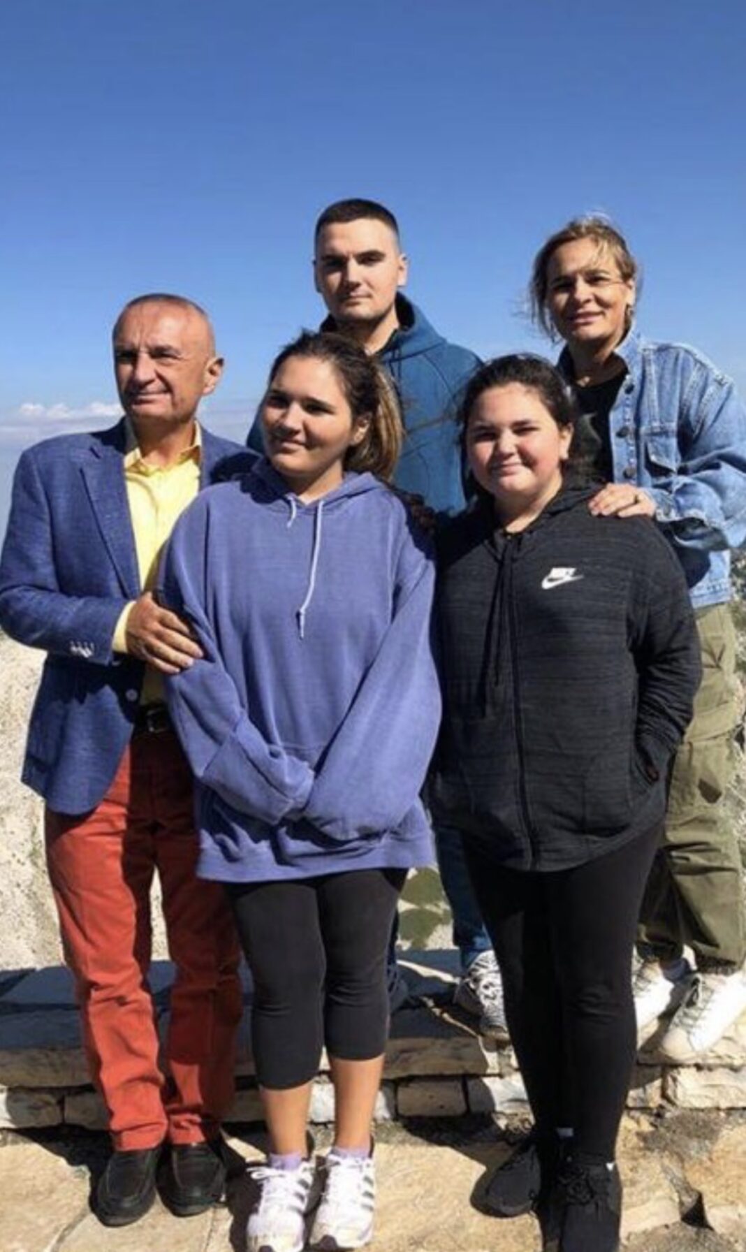 E njihni të dashurën e djalit të Monika Kryemadhit? Ja kush është këngëtarja që i ka vjedhur zemrën Besartit