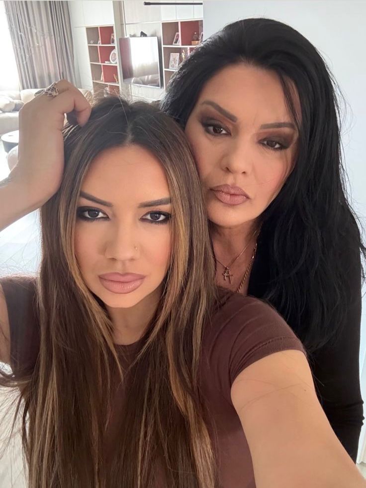 “Si dy pika uji!” Ish banorja e Big Brother shfaqet krah nënës për herë të parë