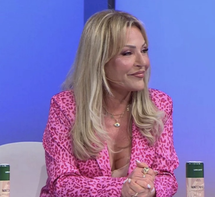 “Kam kaluar momente të vështira”/ Përlotet Maya në “Goca dhe Gra”, flet për ish-bashkëshortin: Nuk është aty për djalin tim