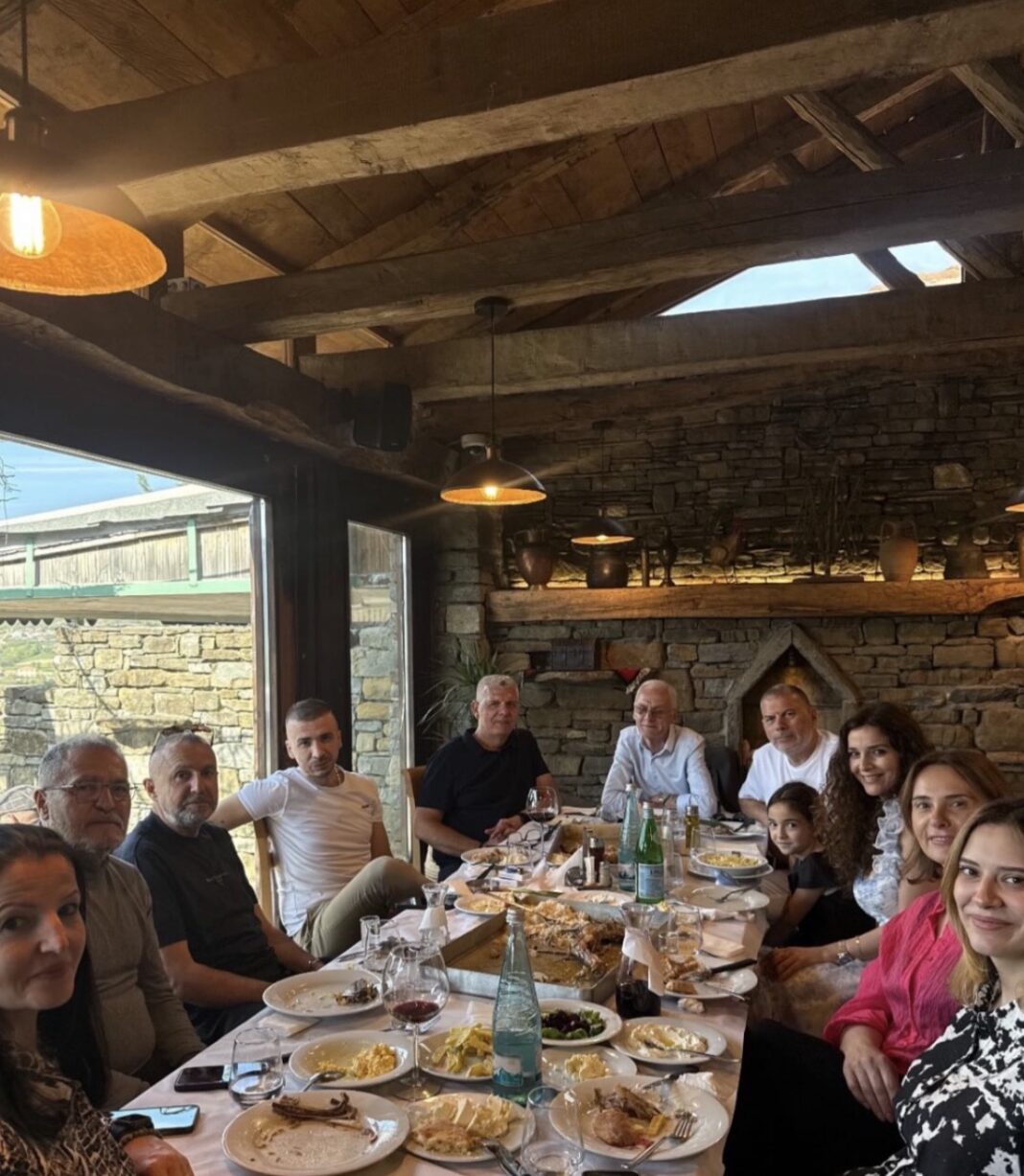 Dashuria triumfon: Diola Dosti dhe Erolld Belegu fejohet marrin bekimin e familjes