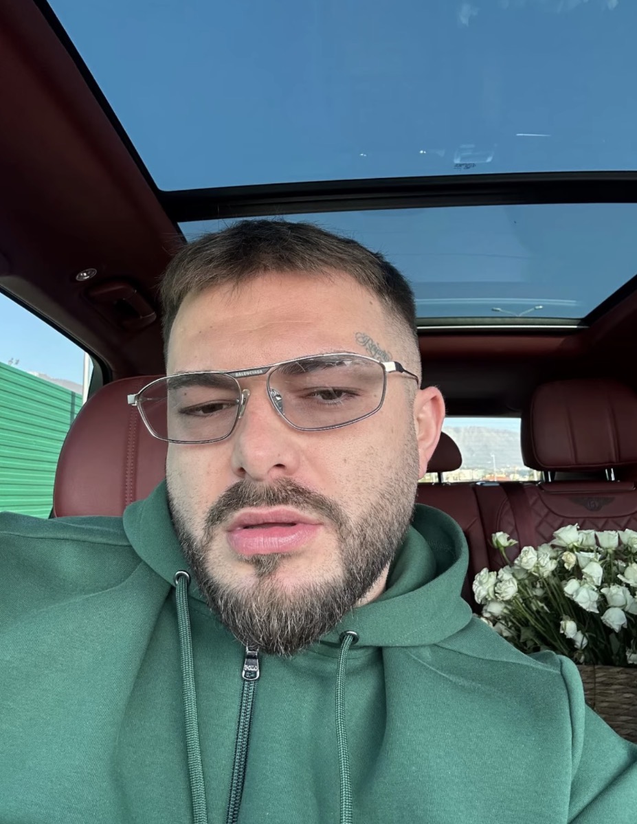 Limi as me Alben e as me Dolcen, por kujt po ia dhuron lulet?