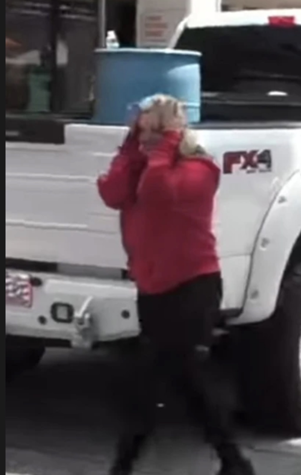 Bebe Rexha largohet “e tmerruar” nga paparacët!