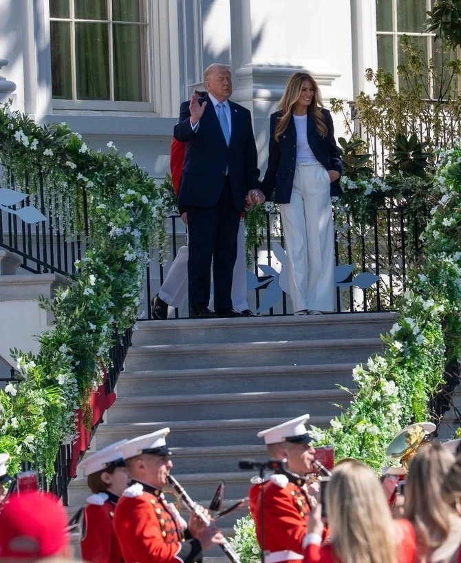 Frymëzuar nga Melania Trump, pantallonat që “të zgjasin”dhe këpucët që po pushtojnë modën