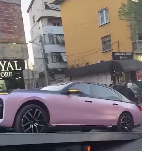 Hatit i sekuestrohet BMW-ja luksoze ngjyrë rozë në mes të Tiranës