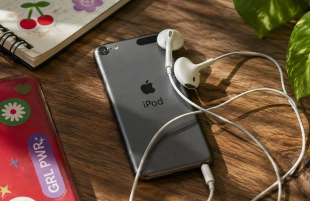 Gen Z i lodhur nga telefoni, risjell si trend iPod-s