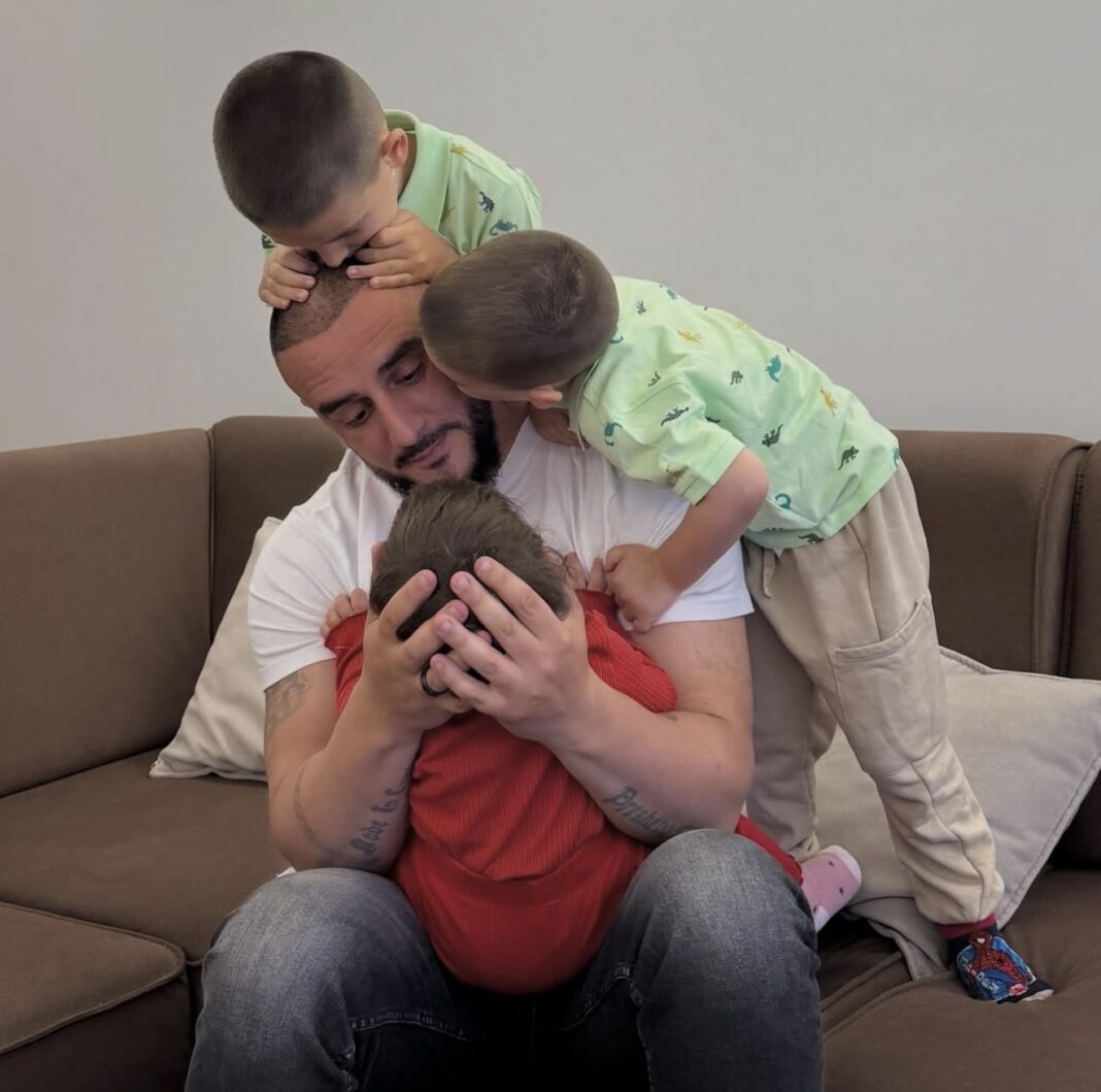 Gold AG uron Kurban Bajramin me foton e veçantë rrethuar nga 3 fëmijët e tij