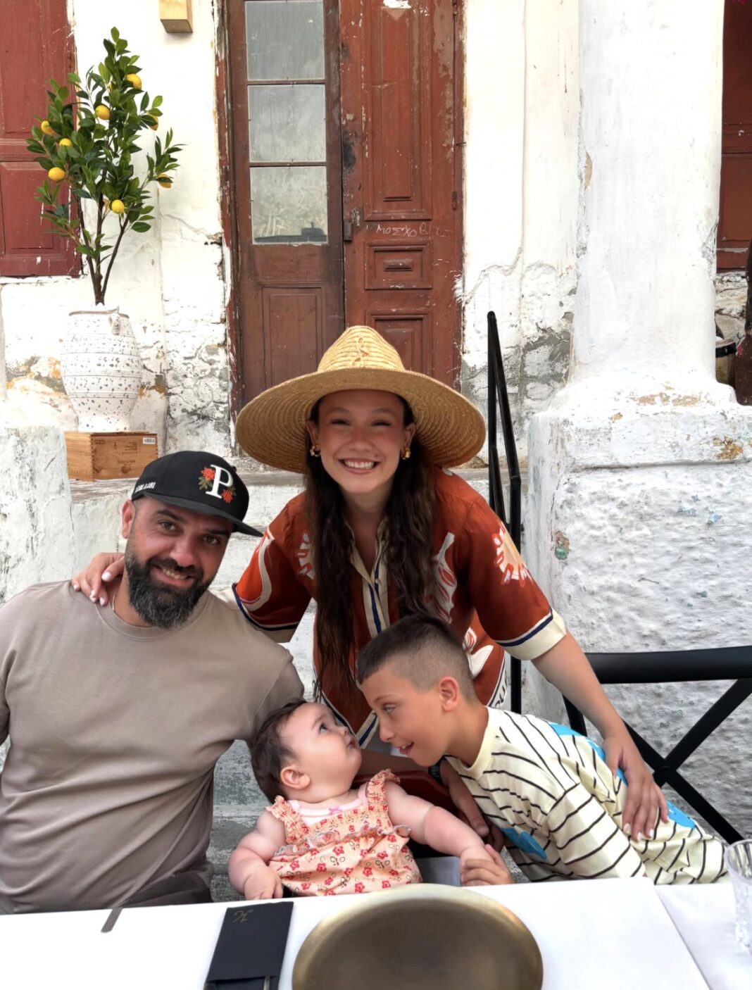 Jona Spahiu ndan momente të rralla me familjen e saj, fansat “shkrijnë” nga ëmbëlsia e fotove