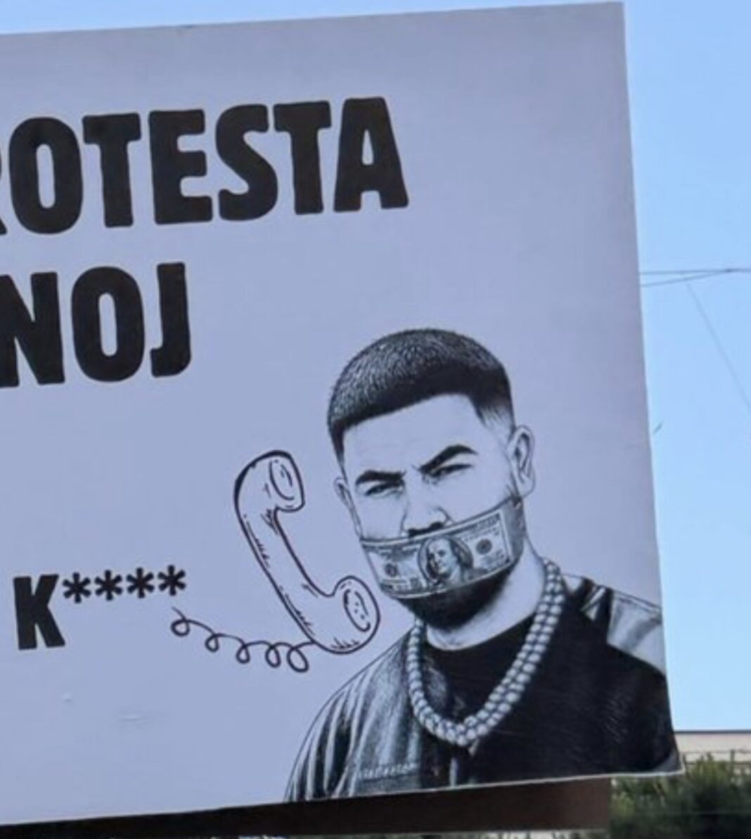 Deklaroi se nuk do të dilte në protestë dhe se ishte pro investimit, NOIZY, “shfaqet” në pankarta