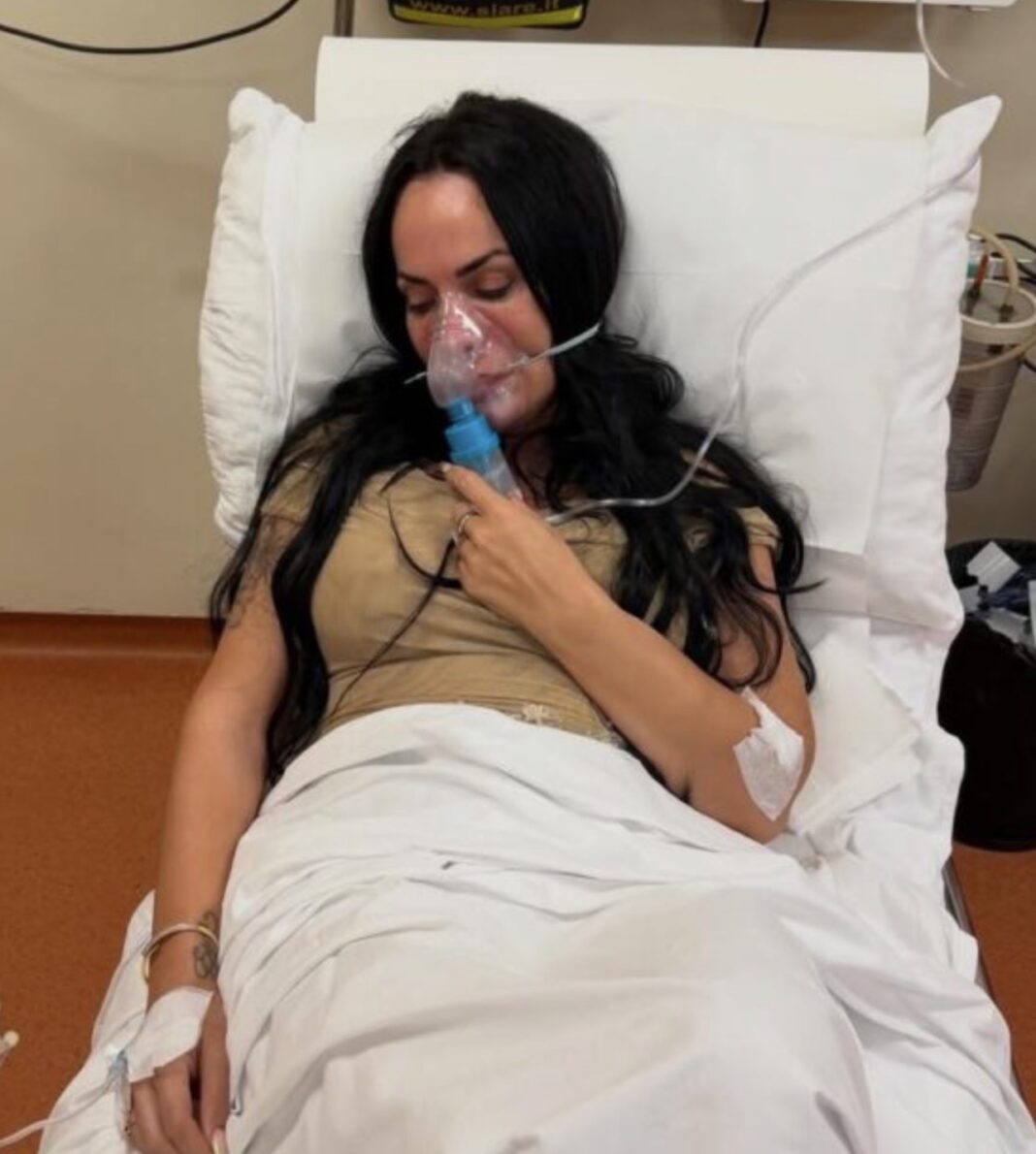 Shtrohet me urgjencë në spital këngëtarja shqiptare