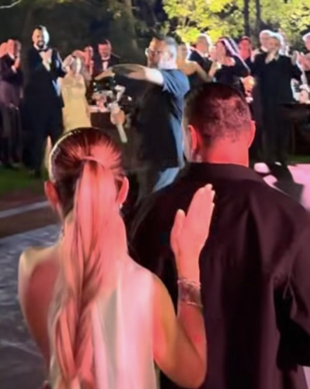 Pamjet që po bëjnë xhiron e rrjetit! Sarah dhe DJ PM shfaqen bashkë në dasmën e Klajdi Harunit