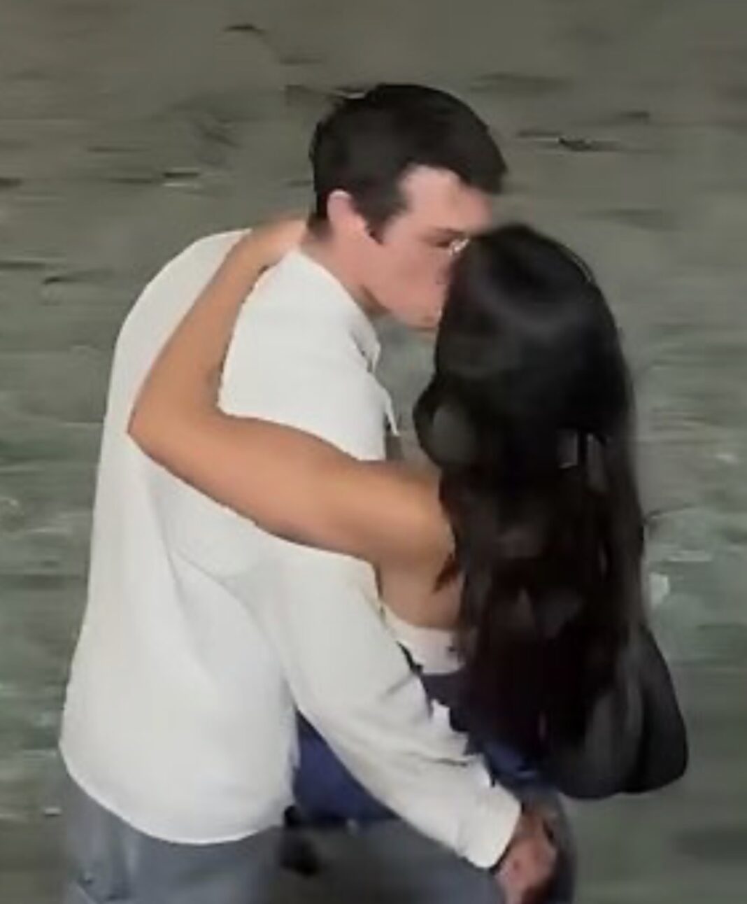 Puthje romantike në Romë, Dua Lipa dhe Callum Turner kapen në momente intime pranë Fontana di Trevi