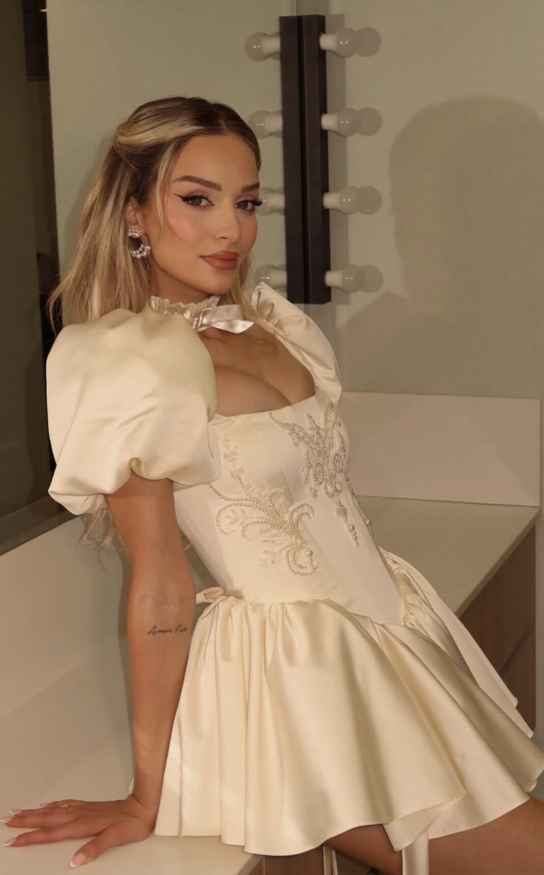 Selin na prezanton motrën e vogël, dhe ajo shkëlqen si një yll!