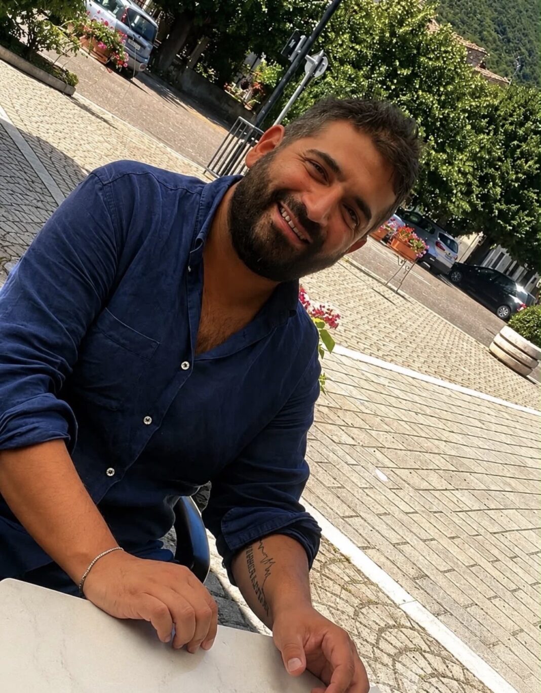U divorcua dhe per të festuar organizoi një event me 150 të ftuar, historia bëhet virale