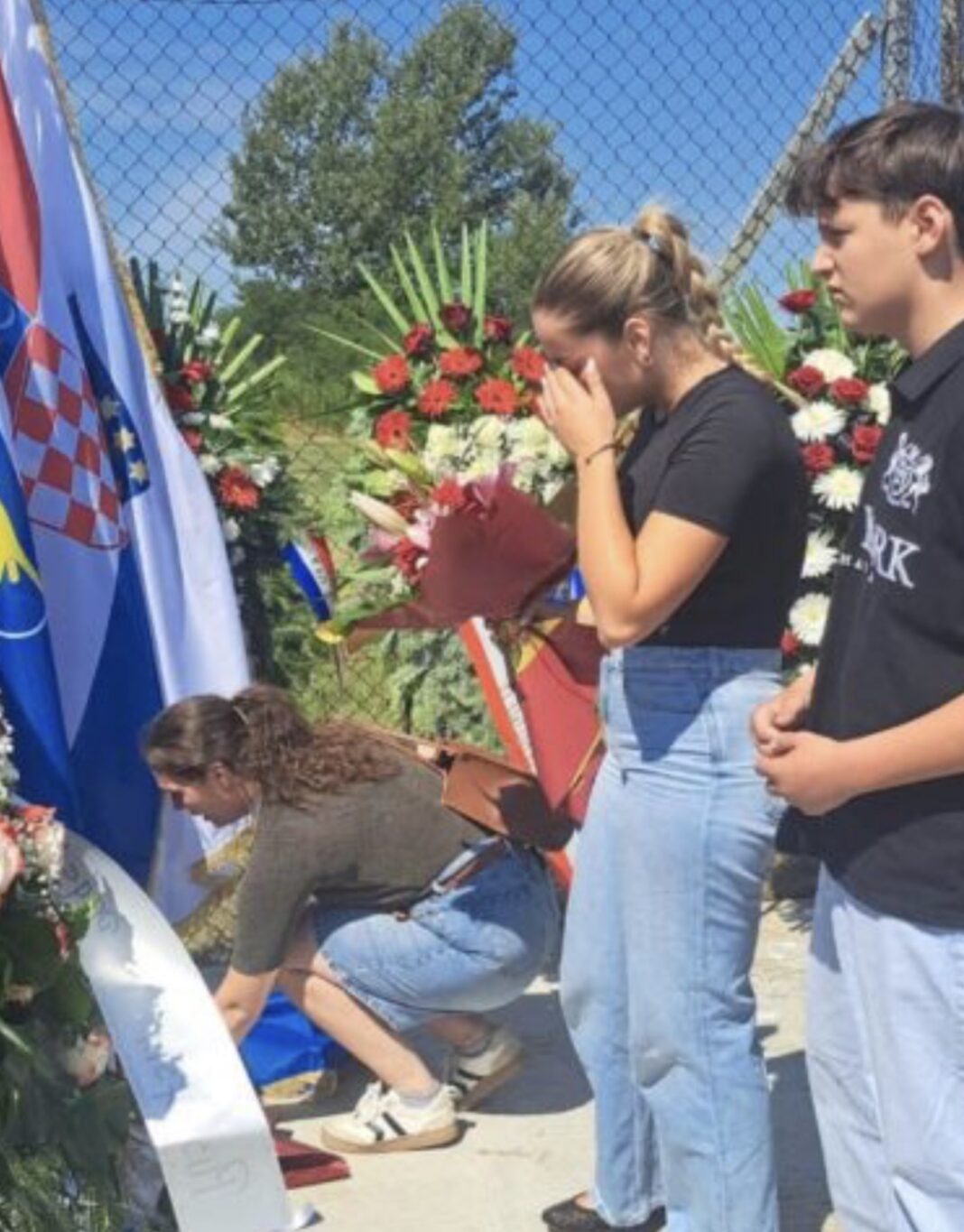Elijona në lot, zbulohet pllaka përkujtimore për nënën dhe motrën e saj