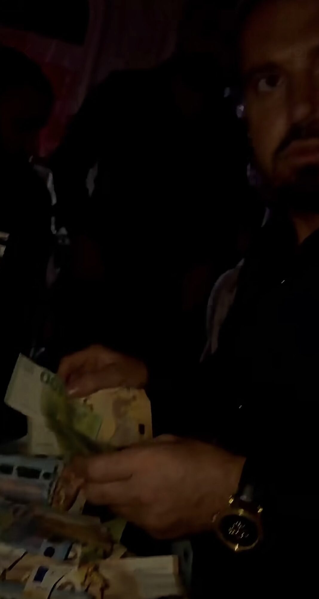 Duart mbushur plot me lekë e euro, Labi thumbon ish banorët e BB: Ku i keni koncertet e dasmat