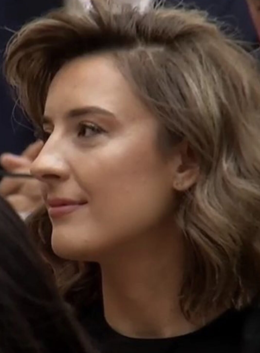 Në nisje të sesionit të ri parlamentar Zegjine Çaushi ndryshon “look”, flokë dhe stil veshjeje ndryshe