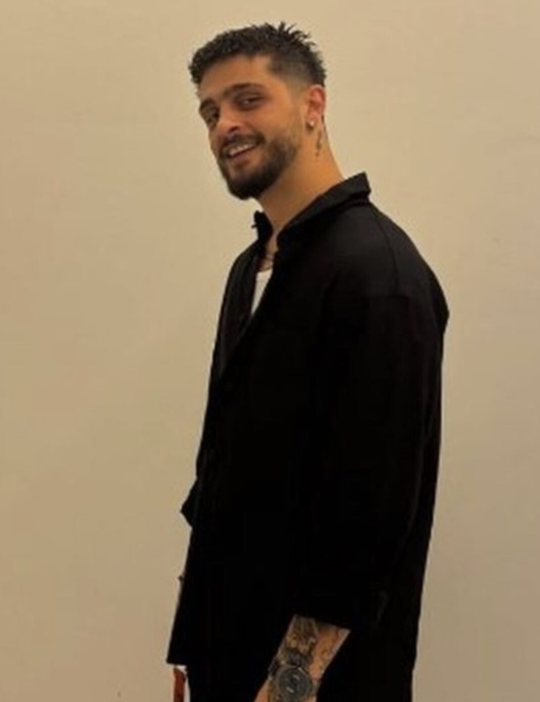 “Të don djali shumë”, Gimbo uron nënën për ditëlindje me FOTON e rrallë, artisti i vogël me çifte në duar