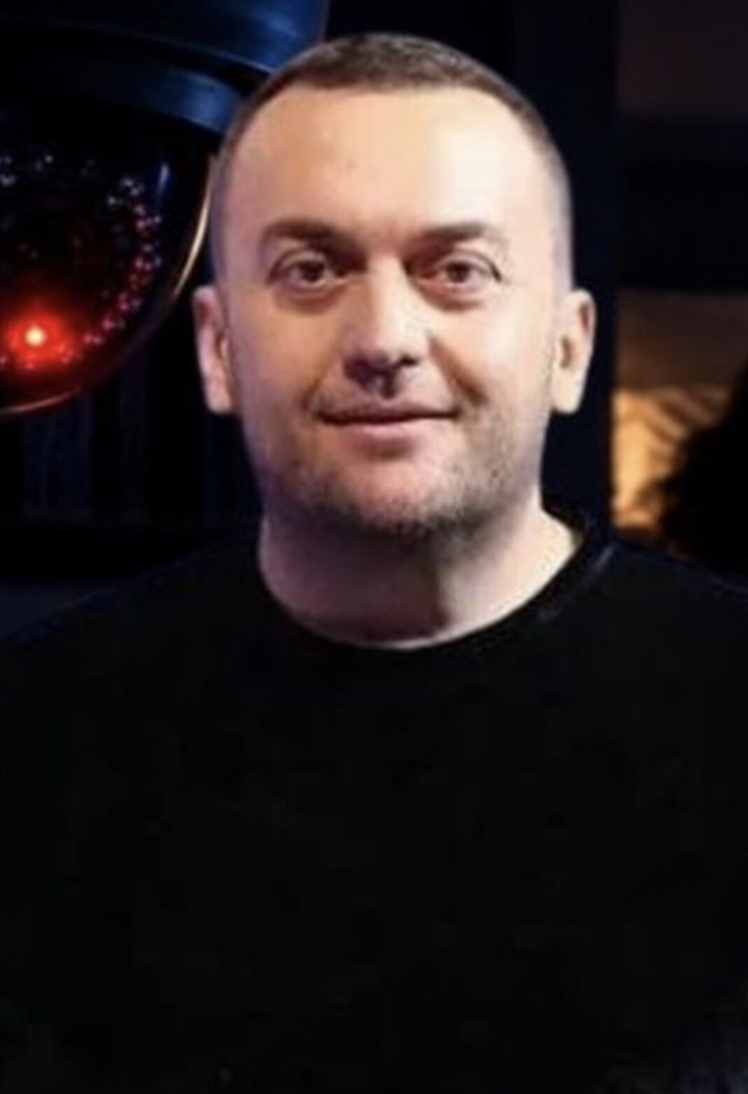 Videot intime me kompozitorin Adrian Hila, reagon gazetari: Dy prej vajzave kanë tentuar të vrasin veten, të gjejnë forcë dhe ta denoncojnë