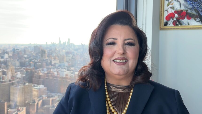 Parashqevi Simaku feston 60 vjetorin dhe ka vetëm 2 dëshira këtë ditëlindje: Të bashkohet me të birin dhe të rikthehet në Kavajë