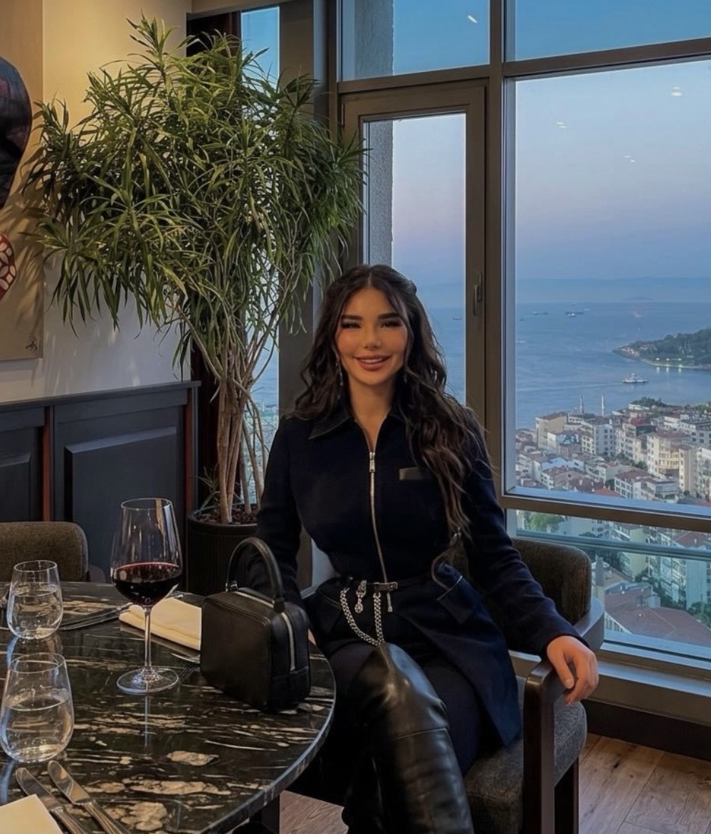 Alba Pollozhani “arratiset” në Stamboll, sqaron foton me gotën e “verës”: Lëng rrushi