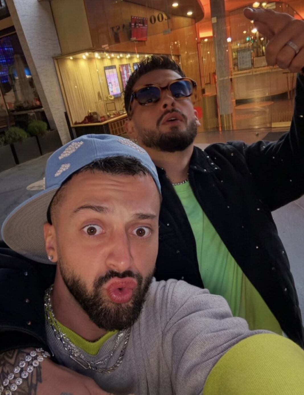 Gjesti shfaqet me mesazh për fansat, por telefonata me DJ Gimbon merr vëmendjen