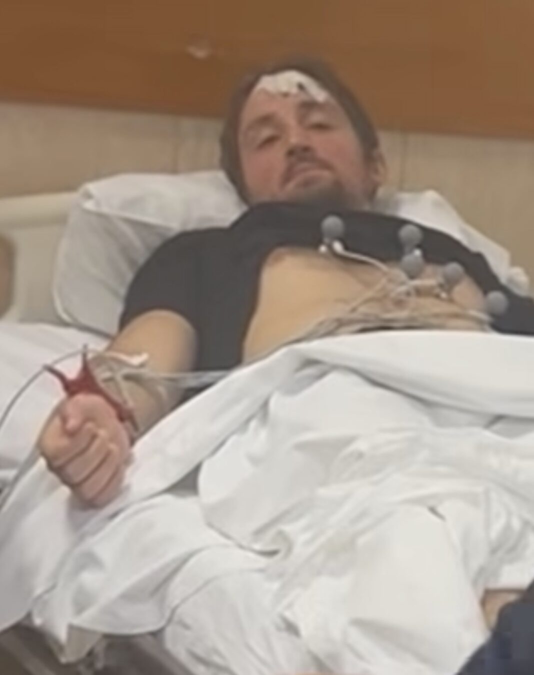 Babain polic dhe nënën gazetare, kush është Klevi Metaj, studenti protestues që u përlesh sot i vetëm përballë gjashtë efektivëve
