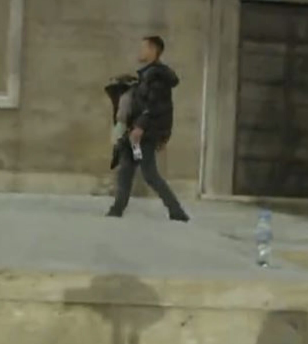 Policët gardh, i riu me foshnjën me vete ngjitet në shkallët e Kryeministrisë